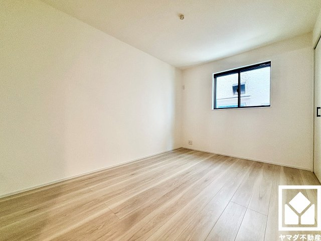 尼崎市稲葉荘４丁目の収納|約6帖の1階納戸です。たっぷり収納できる納戸付きだから、家の中をもっとスッキリ。季節の荷物や趣味の道具もしっかり収納。