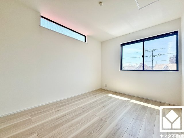 尼崎市稲葉荘４丁目の子供部屋|約6帖の3階東側洋室です。2面採光の窓から明るい光が降り注ぎます。柔らかな光が差し込むお部屋で、快適で落ち着いた生活をお送りいただけます。
