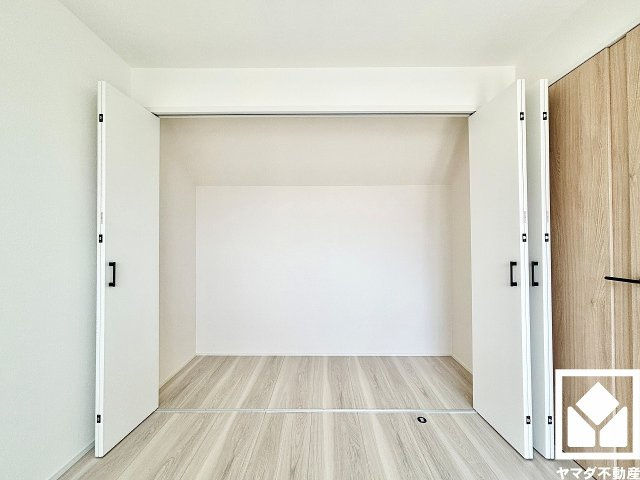 尼崎市稲葉荘４丁目の収納|奥行きがあり、収納力のあるクローゼットです。お洋服はもちろん、スーツケースなどの大物もしっかり収納できます。