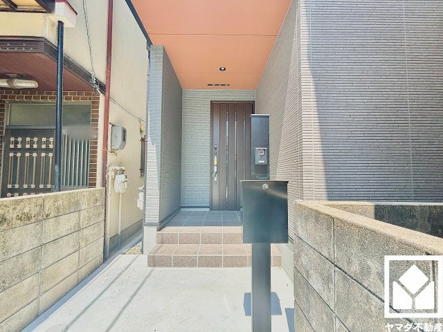 尼崎市稲葉荘４丁目の外観|スッキリとしたスタイリッシュなデザインのダイヤル錠付きポストが設置されています。住まいの利便性を支える設備のひとつです。
