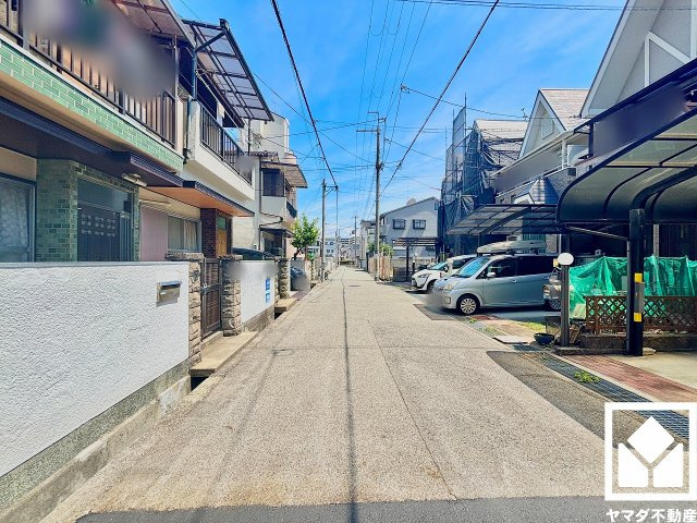尼崎市稲葉荘４丁目の前面道路含む現地写真|3段階中最も高いレベルの耐震等級3を取得。災害復興拠点に求められる水準の耐震性を備えた住宅で、住まいの安心を支えます。