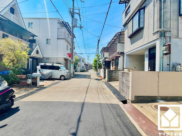 尼崎市稲葉荘４丁目の前面道路含む現地写真|ZEH水準の優れた断熱・省エネ性能を備えており、毎日の冷暖房効率を高めます。日々の暮らしの快適性にも配慮された住まいです。