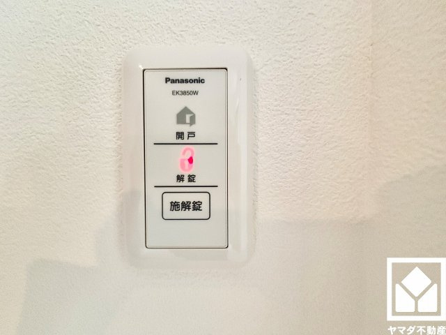 尼崎市稲葉荘４丁目の防犯設備|玄関ドアは2階のボタンからも施錠・解錠が可能な電気錠を採用しています。一目で施解錠の状態が分かり、日々の利便性を高めながら、防犯性にも配慮された仕様です。