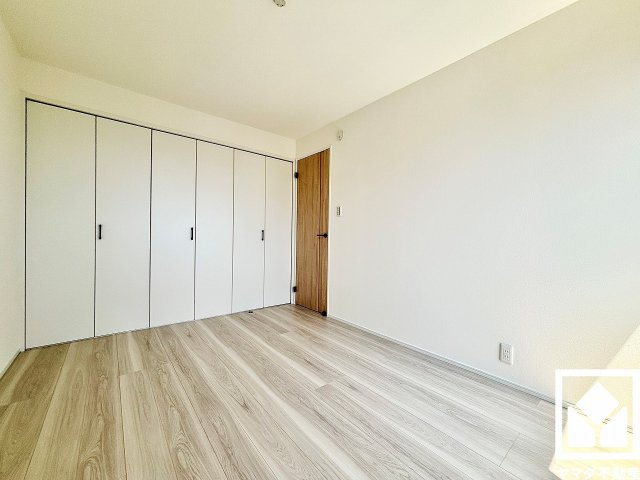 尼崎市稲葉荘４丁目の寝室|約6帖の3階西側洋室です。全居室6帖以上のゆとりある居住空間​で、広々お使いいただけます。全居室にクローゼットもございますので、お部屋の広さを最大限に活用できます。