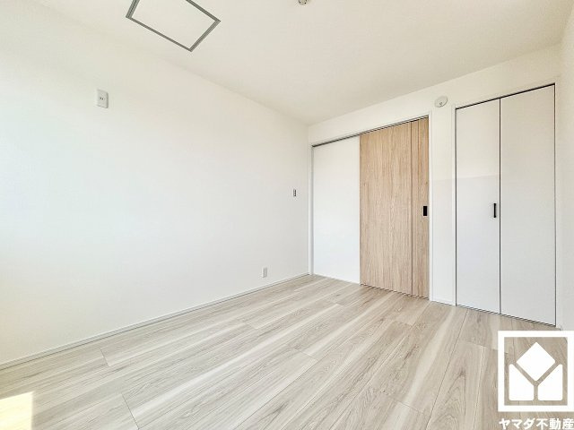 尼崎市稲葉荘４丁目の子供部屋|約6帖の3階東側洋室です。お子様のお部屋などにも丁度良い広さです。独立したお部屋なのでプライベートな時間をゆったり過ごせそうです。全居室フローリングでお掃除もラクラクです。
