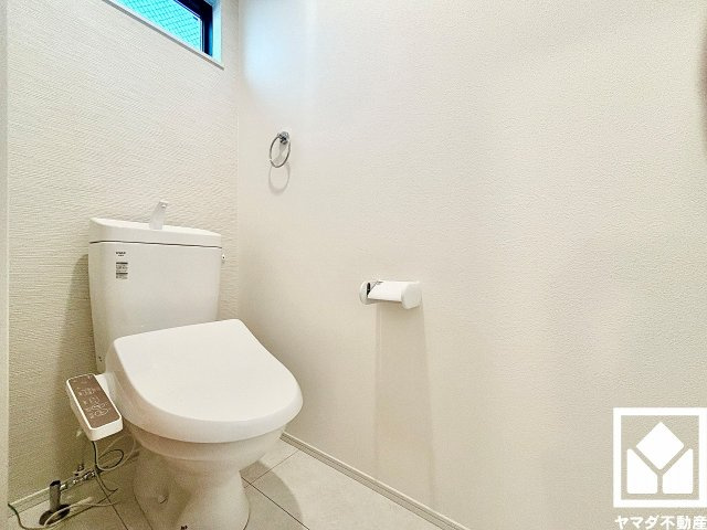 尼崎市稲葉荘４丁目のトイレ|落ち着いたデザインと使いやすさを兼ね備えたトイレです。毎日使う場所だからこそ、快適性にも配慮されています。