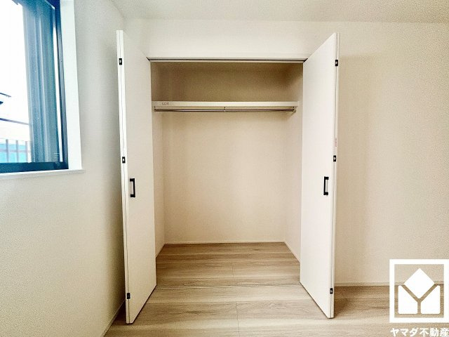 尼崎市稲葉荘４丁目の収納|一部クローゼットはハンガーパイプを備えており、収納家具を増やさずに衣類を整理しやすい仕様です。