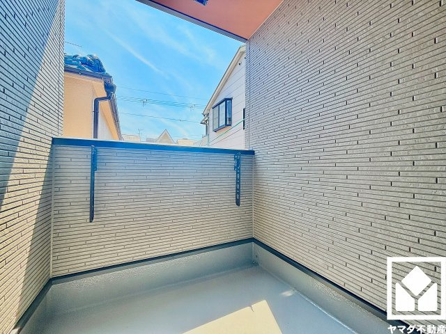 尼崎市稲葉荘４丁目のバルコニー|2階バルコニーです。物干し竿受け金具も備えており、お洗濯物をたっぷりと干すことができます。