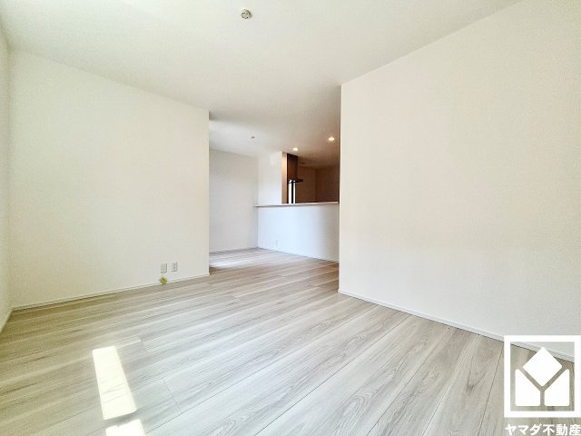 尼崎市稲葉荘４丁目の居間・リビング|プライバシー・採光に配慮された広々15帖の2階リビングが魅力。家族全員がリラックスできる、ゆったりとした快適リビングで温かい団らんの時間を。