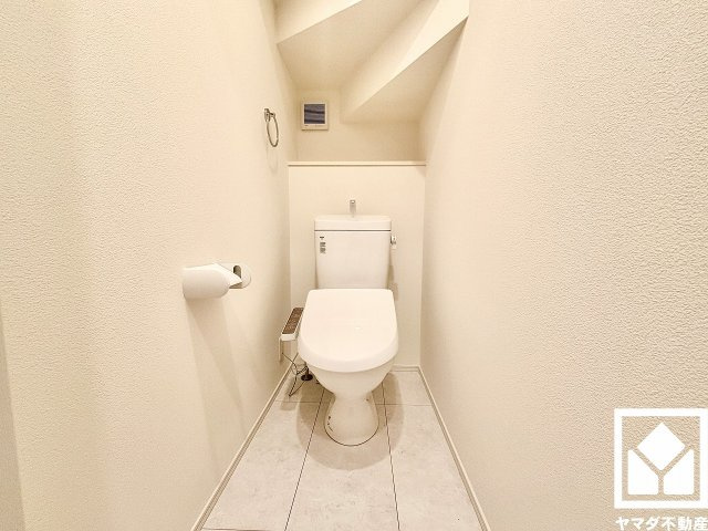 尼崎市稲葉荘４丁目のトイレ|明るく清潔感溢れるトイレです。1階・2階の2か所に設置されているので、朝の忙しい時間帯も混雑を避けやすい間取りです。温水洗浄便座付きで、季節を問わずいつでも温かい便座をお使いいただけます。
