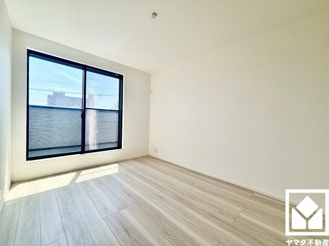 尼崎市稲葉荘４丁目の寝室|約6帖の3階西側洋室です。バルコニーにつながるお部屋で、通風・陽当たり良好。