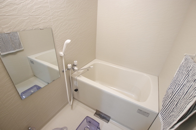 一日の疲れを癒してくれるバスルーム！！※モデルルーム写真の為家具小物は設備ではありません。