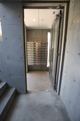 ★建物入り口～階段までのアプローチ★