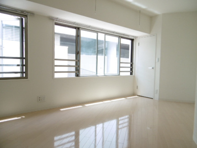 一面窓で採光たっぷりのお部屋です♪