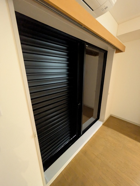 トイレ上にうれしい収納棚あります