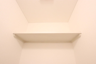 トイレ上にうれしい収納棚あります