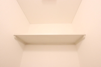 トイレ上にうれしい収納棚あります