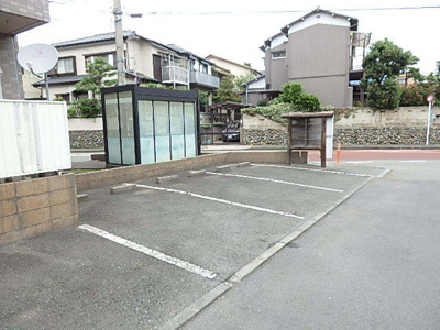 ★敷地内駐車場★（空き状況・使用料等詳細はご確認下さい）
