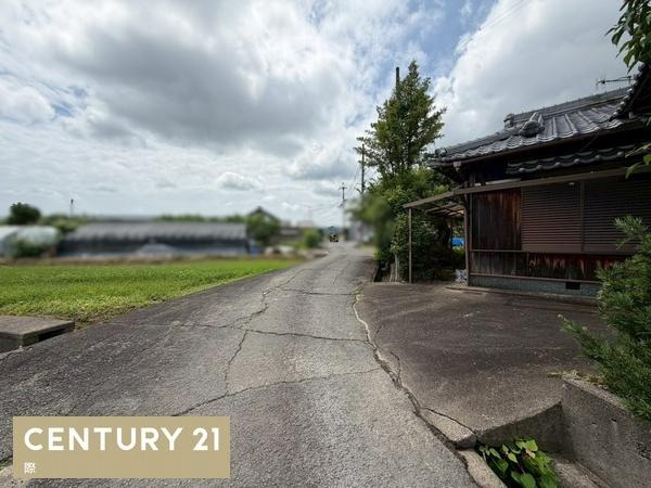 貴志川町長原　中古戸建の前面道路含む現地写真