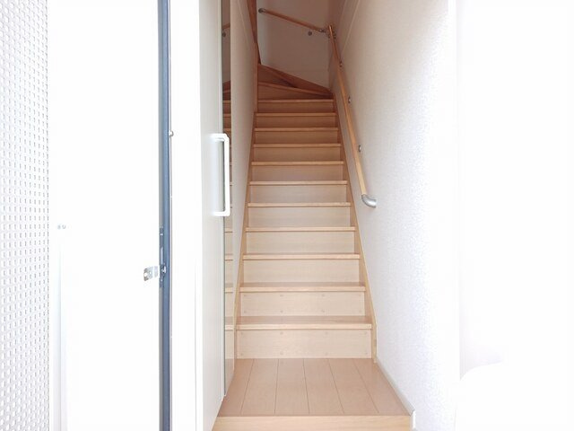富山市婦中町速星のアパートの玄関