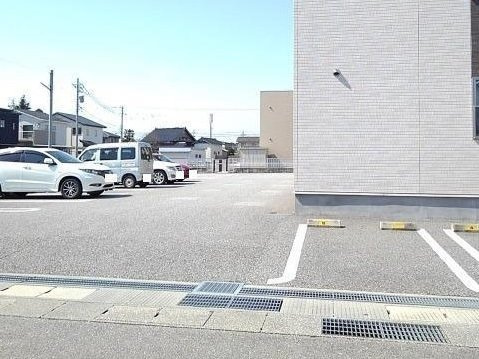 富山市婦中町速星のアパートの駐車場