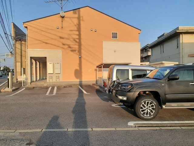 富山市婦中町上田島のアパートの駐車場