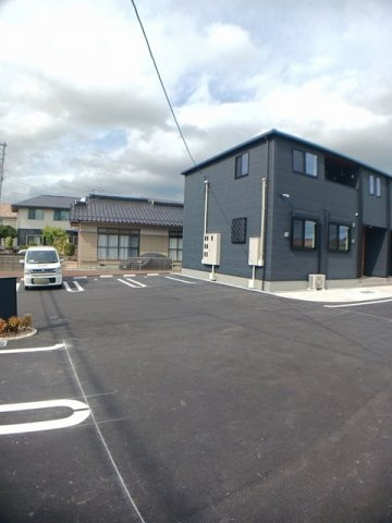 ファミール問田の駐車場
