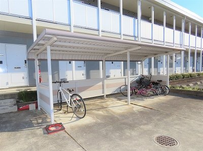レオパレスエバーグリーンのその他|屋根付き駐輪場あり