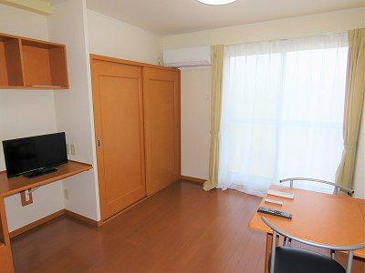 レオパレスエバーグリーンの居間・リビング|カーテンやテーブル、テレビも備え付けです