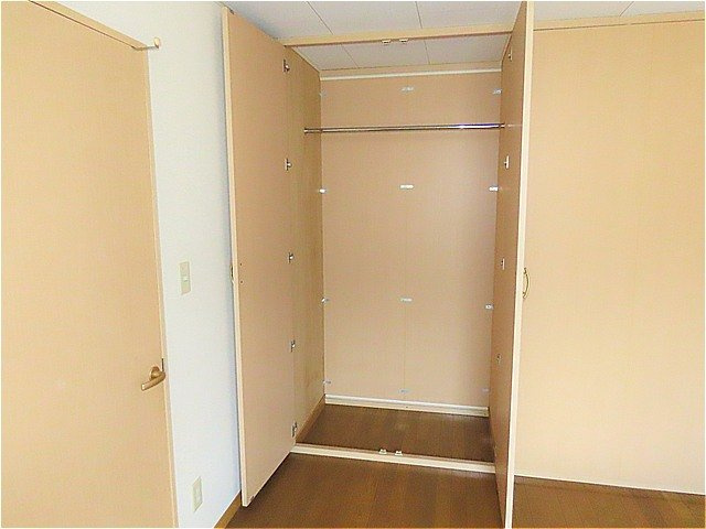 レオパレスファーストステージＦの内装|寝室にも収納スペースがあります