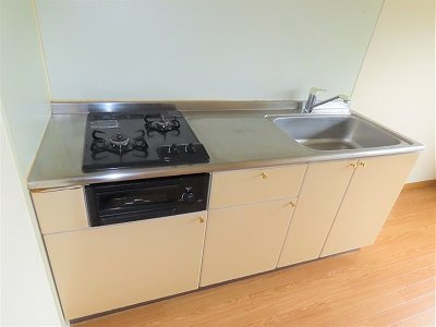 レオパレスファーストステージＦのキッチン|3口ガスコンロ