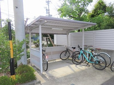 レオパレスフォレストのその他|屋根付き駐輪場あり