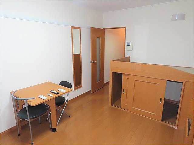 レオパレスフォレストの居間・リビング|ハイベッドタイプのお部屋です