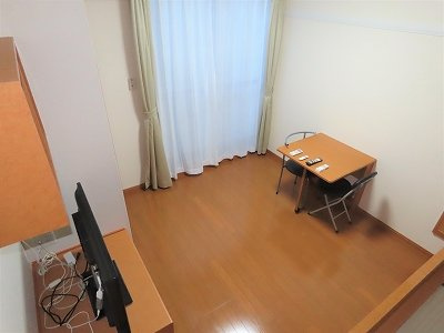 レオパレスフォレストの居間・リビング|ベッド上からのアングルです