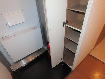 レオパレスフォレストの玄関|シューズボックスあり