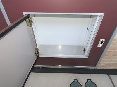 レオパレスフォレストの玄関|玄関扉に宅配ボックスあり