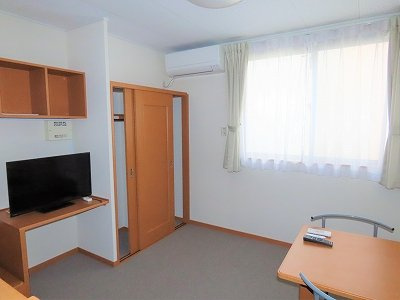 レオパレスフォレストの居間・リビング|2階はカーペットのお部屋です
