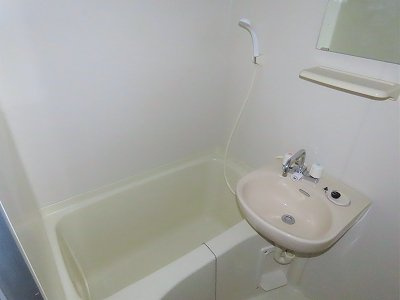 レオパレスフォレストの浴室|洗面台とユニット式のお風呂です