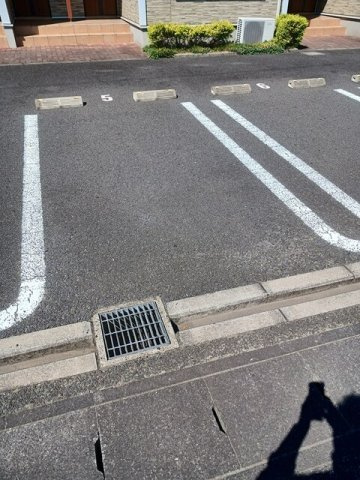 レジデンス　オオギⅠの駐車場|車をお持ちの方に嬉しい駐車場付きの物件です