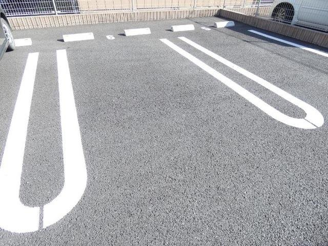 カーサミルトの駐車場|車をお持ちの方に嬉しい駐車場付きの物件です