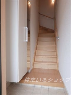 クリアネス　弐番館の玄関|ミラー付き大型シューズボックス