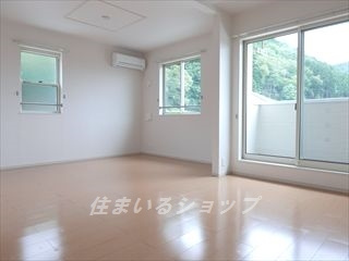 クリアネス　弐番館の居間・リビング|明るい角部屋・エアコン付き