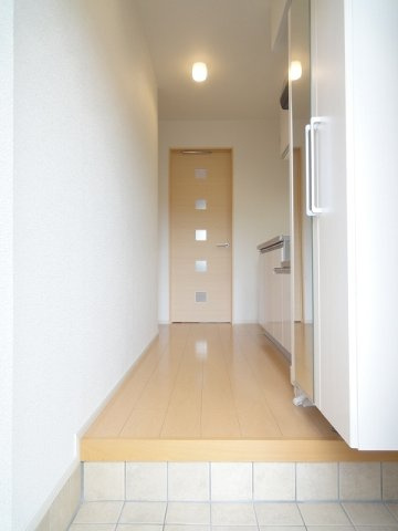メゾンジュネスの玄関