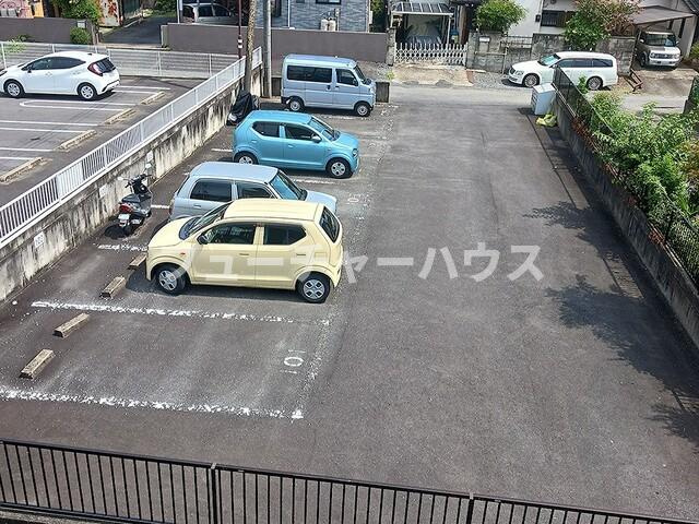 シャトレーヒトミの駐車場