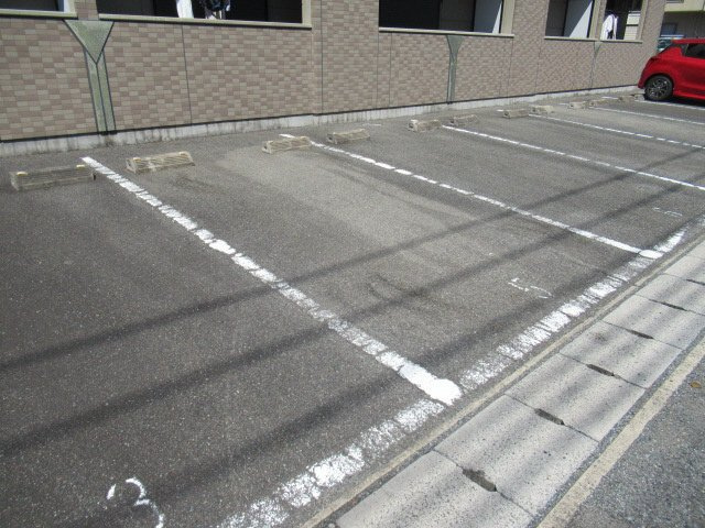 サンモール長畑の駐車場