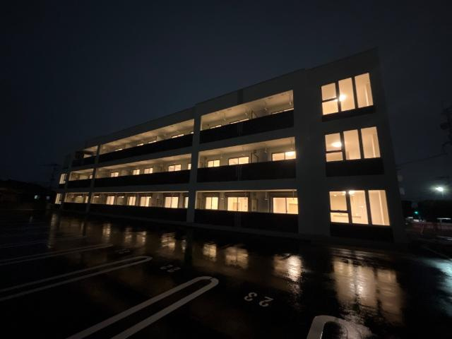 コンフォルト春日西Ⅱの外観|外観写真（夜）