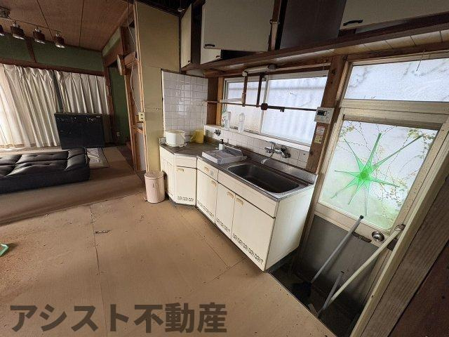 西浦売戸建ての居間・リビング