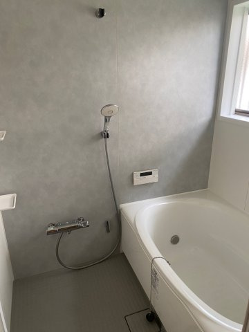 御立中一戸建の浴室