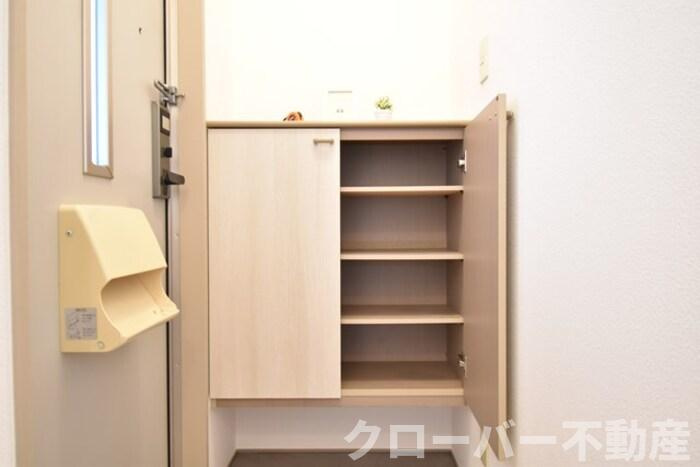 サニーコーポ A棟の玄関|シューズボックス（カウンタータイプ）