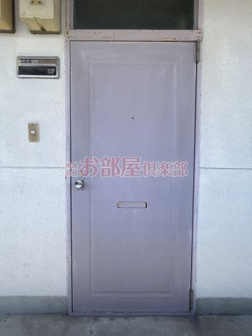 吉武ビルの玄関|収納もある玄関です